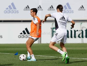 Lucas Vázquez se entrena sobre el césped, este lunes.