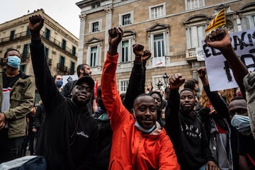 Cientos de personas protestaron en la plaza de  Sant Jaume en Barcelona para mostrar su disconformidad ante la brutalidad policial que acabó con el asesinato de George Floyd y protestar contra el racismo y la segregación racial.