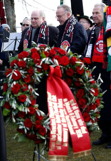 Cientos de personas se congregaron junto al monumento en homenaje a las víctimas del desastre aéreo de Múnich, donde fallecieron, hace 60 años, siete futbolistas de los 'Red Devils', en Múnich, Alemania. El 60º aniversario conmemora a las 23 personas que perdieron la vida, tras el accidente del avión que sobrevolaba la ciudad alemana de Múnich, incluidos periodistas e integrantes de la plantilla del Manchester United. En la foto, el presidente del Bayern Munich Uli Hoeness y el CEO Karl-Heinz Rummenigge.