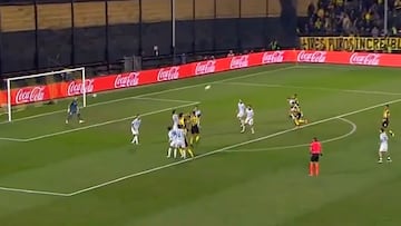 Este error de Gabriel Arias le dio la victoria al Peñarol de Brayan Cortés: duelo de chilenos