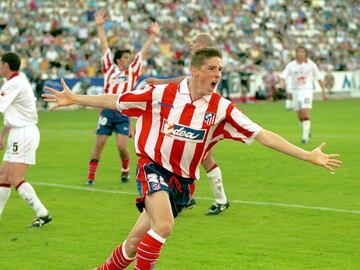 El niño que se hizo un nombre en el Atlético de Madrid. Fernando Torres irrumpió en el club rojiblanco y le sirvió de trampolín para marcharse a un club histórico como el Liverpool. Tras varios años en Inglaterra y un breve paso por Milán, el hijo pródigo regresó a casa como lo que es, un ídolo.
Pero la historia de Torres con el club rojiblanco comenzó a escribirse el 27 de mayo de 2001, fecha en la que debutó con el primer equipo con apenas 17 años, sustituyendo a Luque en un partido frente al Leganés. El de Fuenlabrada se estrenó como goleador una semana después contra el Albacete y dio esperanzas para creer en un ascenso que no llegaría esa temporada. No obstante, el delantero asumió galones la temporada siguiente a las órdenes de Luis Aragonés. Se puso su ya histórico ‘9’ a la espalda y ayudó a ‘su’ Atleti a ascender. Uno de los mejores jugadores que ha sacado la cantera atlética.