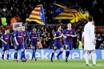 El Barcelona se declaró listo para enfrentar el Clásico del fútbol español la semana entrante después de golear 4-0 al Deportivo La Coruña en el Camp Nou en duelo de la jornada 16 de LaLiga. Dobletes de Paulinho y Luis Suárez encaminaron al equipo dirigido por Ernesto Valverde que no contó con la mejor versión de Lionel Messi, quien estrelló tres disparos en los postes. Con 42 puntos, los blaugranas visitarán el Santiago Bernabéu como superlíderes del campeonato.