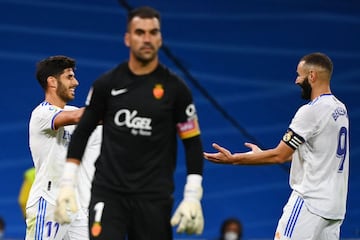 3-1. Marco Asensio celebra el tercer gol con Benzema.