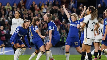 London (United Kingdom), 24/01/2024.- Guro Reiten of Chelsea celebrates with her teammates after scoring the 1-0 goal from a penalty during the UEFA Women's Champions League soccer match between Chelsea Women vs Real Madrid Femenino in London, Britain, 24 January 2024. (Liga de Campeones, Reino Unido, Londres) EFE/EPA/TOLGA AKMEN
