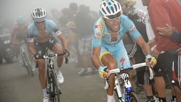 Vincenzo Nibali se abre hueco entre el p&uacute;blico y la niebla durante la subida al Angliru en la Vuelta a Espa&ntilde;a 2013.