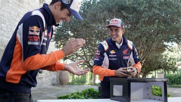 Alex M&aacute;rquez y Marc M&aacute;rquez, en pleno juego de la caja sorpresa. 