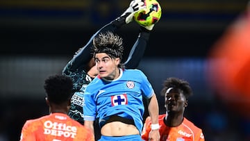 Carlos Moreno (L) of Pachuca jumps for the. ball with Luka Romero (R) of Cruz Azul during the 6th round match between Cruz Azul and Pachuca as part of the Liga BBVA MX, Torneo Clausura 2025 at Olimpico Universitario Stadium, on February 08, 2025 in Mexico City, Mexico.