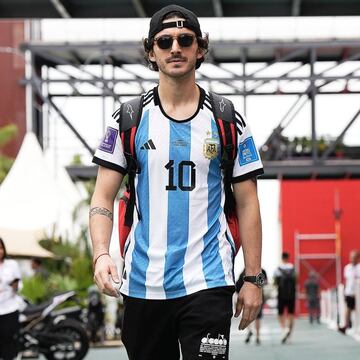 El piloto italiano lleg車 as赤 al circuito de R赤o Hondo en 2023, vestido con la camiseta de Messi en la final del Mundial de f迆tbol de 2022 conquistada por la selecci車n albiceleste.