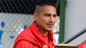 Paolo Guerrero a su llegada al entrenamiento en Schruns, Austria.