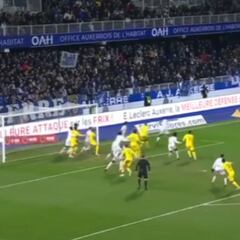 Gabriel Suazo genera reacciones en Europa: no es usual que un defensor chileno haga esto