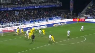 Gabriel Suazo genera reacciones en Europa: no es usual que un defensor chileno haga esto