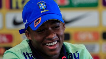 AME8165. TERESÓPOLIS (BRASIL), 19/11/2023.- El jugador de la selección brasileña de fútbol, Endrick, participa durante una rueda de prensa hoy en Granja Comary, Teresópolis, Río de Janeiro (Brasil). El joven delantero Endrick expresó este domingo su ilusión por estar en la selección brasileña que el próximo martes se enfrentará a Argentina en la sexta jornada de las eliminatorias sudamericanas para el Mundial de 2026 y "ver de cerca" a Lionel Messi, pero aclaró que para él los mejores jugadores de la historia son el fallecido Edson Arantes do Nascimento "Pelé" y Cristiano Ronaldo, en ese orden. EFE/André Coelho