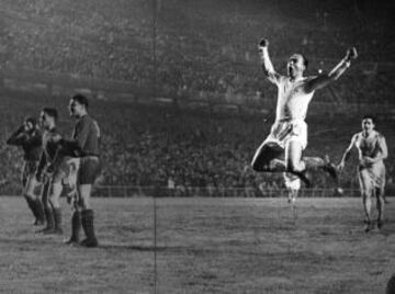 ALFREDO DI STEFANO: El histórico jugador del Real Madrid es el máximo anotador del cuadro de la Casa Blanca en los clásicos. El hispano- argentino jugó 30 partidos y marcó 18 goles.