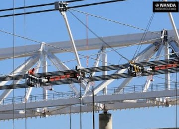 Los trabajos de los operarios se centrarán ahora en la conexión de los cables radiales con el óvalo de acero central y en la colocación de las estructuras en 'V' que se situarán entre los pilotes que separan los anillos de tracción superior e inferior.