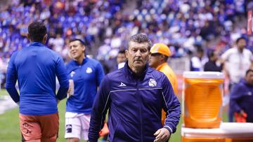 Jose Manuel de la Torre head coach of Puebla during the 12th round match between Puebla and Cruz Azul as part of the Liga BBVA MX, Torneo Apertura 2024 at Cuauhtemoc Stadium on October 18, 2024 in Puebla, Mexico.