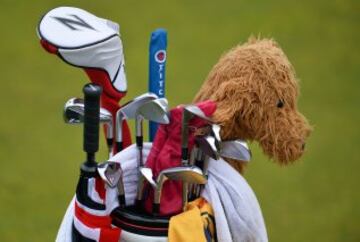 Detalle de la bolsa de palos de golf de Keegan Bradley en el Open Champions en Troon, Escocia.