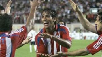 <b>CURIOSA CELEBRACIÓN</B>. Edgar Barreto festeja con sus compañeros un tanto frente a la débil Estados Unidos.