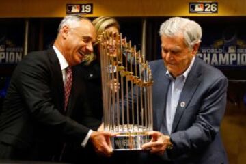 El comisionado del béisbol, Rob Manfred, entregaba el trofeo que lleva el nombre del propio comisionado al propietario de los Royals, David D. Glass.