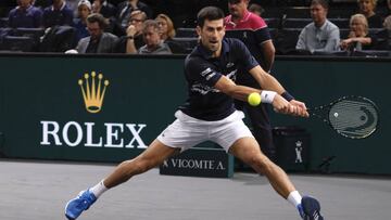 31 October 2019, France, Paris: Serbian tennis player Novak Djokovic in action against Britain&#039;s Kyle Edmund during their men&#039;s singles round of 16 match of the Paris Masters tennis tournament Photo: Pierre Stevenin/ZUMA Wire/dpa
 
 
 31/10/2019 ONLY FOR USE IN SPAIN