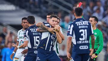 Referee Cesar Arturo Ramos shows red card to Lucas Ocampos of Monterrey during the 17th round match between Monterrey and Leon as part of the Liga BBVA MX, Torneo Apertura 2024 at BBVA Bancomer Stadium on November 10, 2024 in Monterrey, Nuevo Leon, Mexico.