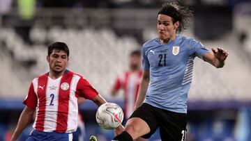 AMDEP5700. RÍO DE JANEIRO (BRASIL), 28/06/2021.- Edinson Cavani (d) de Uruguay disputa hoy el balón con Robert Rojas de Paraguay, durante un partido por el Grupo A de la Copa América en el estadio Olímpico Nilton Santos, en Río de Janeiro (Brasil). EFE/ André Coelho