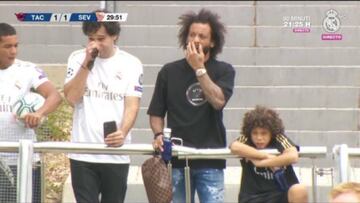 Marcelo, jugador del Real Madrid, con su hijo en un partido del Tacon. 