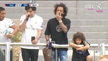 Marcelo, jugador del Real Madrid, con su hijo en un partido del Tacon.