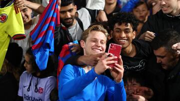 Frenkie de Jong se hace un selfie en Sidney con los aficionados australianos.