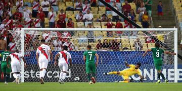 1-0. Marcelo Martins marc¨® el primer gol de penalti.