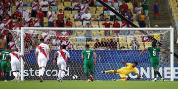 1-0. Marcelo Martins marcó el primer gol de penalti.