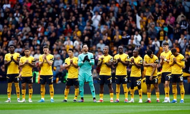 Debido al fallecimiento en junio de Matija Sarkic, exjugador de los Wolves. Se dio un minuto de aplausos antes de que iniciara el partido.