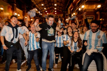 Después de un partido lleno de tensión, los seguidores argentinos explotan de alegría tras ver a su selección Campeona del Mundo.