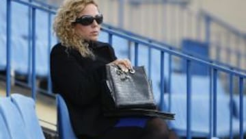 Natalia, hermana y agente de Simeone, en el Calder&oacute;n.