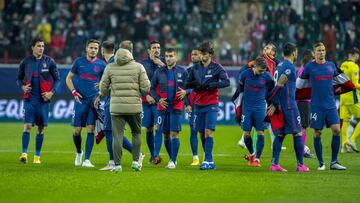 Los futbolistas del Atlético, antes del encuentro ante el Lokomotiv.