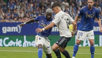 OVIEDO 24/08/2025. - El centrocampista del Oviedo Kwasi Sibo (i) pelea un balón con Arda Guler, del Real Madrid, durante el partido de LaLiga de fútbol que Real Oviedo y Real Madrid disputan este domingo en el estadio Carlos Tartiere. EFE/Paco Paredes