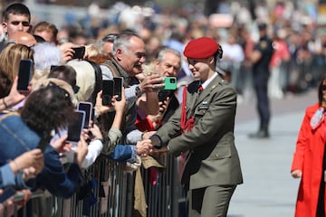 La Princesa Leonor saluda a los ciudadanos a su llegada a La Seo del Salvador de Zaragoza.