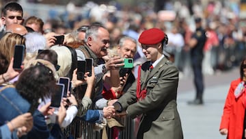 La Princesa Leonor saluda a los ciudadanos a su llegada a La Seo del Salvador de Zaragoza.