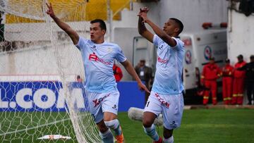 CUS01. CUSCO (PER&Uacute;), 01/03/2018.- Johnny Vidales (i) de Real Garcilaso celebra con Iv&aacute;n Santill&aacute;n luego de anotar contra Santos hoy, jueves 1 de marzo de 2018, durante un partido de la Copa Libertadores en el estadio Inca Garcilaso de