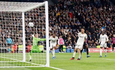 2-2. Zambo Anguissa remata dentro del área, rebota en Dani Ceballos, le vuelve a caer el balón al mediocentro del Nápoles que de un potente disparo supera a Andriy Lunin.