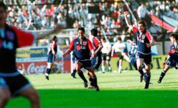 El 09-09-2001, la U derrotó por última vez a Colo Colo en el estadio Monumental. Y el héroe fue Carlos Garrido, anotando el 3-2 definitivo a cinco minutos del final.