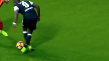 Ronaldinho invadi車 el cuerpo de Aboubakar: ?busquen la cadera!