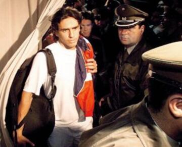 Un joven Mariano Zabaleta es resguardado por carabineros a su salida.