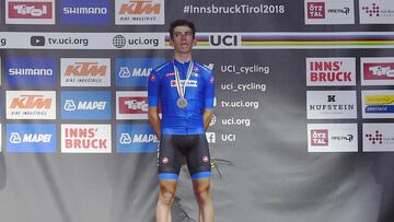 El italiano Alessandro Fancellu posa con la medalla de bronce en el podio de la prueba en ruta junior de los Mundiales de Innsbruck.