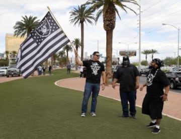 Fans de los Raiders festejan el pase del equipo a Las Vegas.