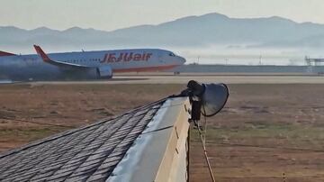 El vuelo 7C2216 de Jeju Air se desvía de la pista tras  aterrizar en el Aeropuerto Internacional de Muan.
Esta captura de pantalla se obtuvo de un video.