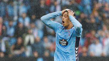 Jones El-Abdellaoui, atacante del Celta, se echa las manos a la cabeza tras fallar una ocasión de gol contra la Real Sociedad.