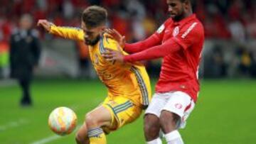 Rafael Sobis controla un balón ante Geferson