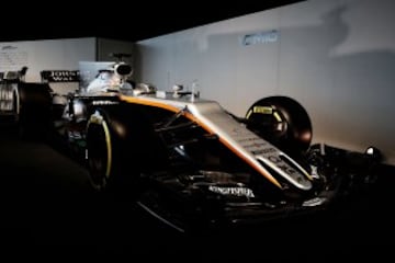 El mejicano Sergio Perez y el francés Esteban Ocon, pilotos titulares de Force India, presentaron el nuevo VJM10 para la temporada 2017.