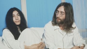 John Lennon (1940-1980) de los Beatles y su esposa Yoko Ono (izquierda) durante su 'Bed-In' en la suite presidencial del hotel Hilton en Ámsterdam, Países Bajos, en marzo de 1969.