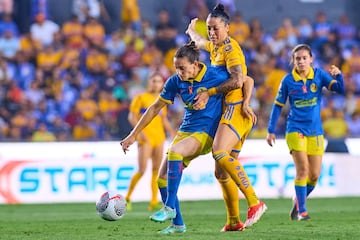 Aurelie Kaci (L) of America fights for the ball with Jennifer Hermoso (R) of Tigres during the semifinals second leg match between Tigres UANL and America as part of the Torneo Clausura 2024 Liga MX Femenil at Universitario Stadium, on May 20, 2024 in Monterrey, Nuevo Leon, Mexico.